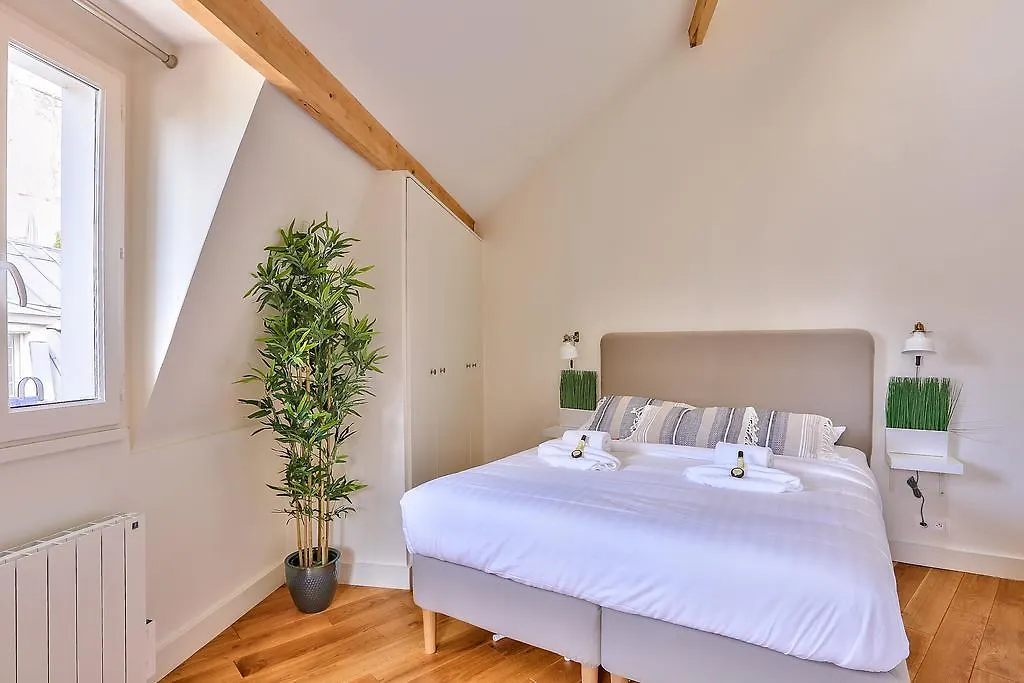 Luxury At Notre Dame Apartment