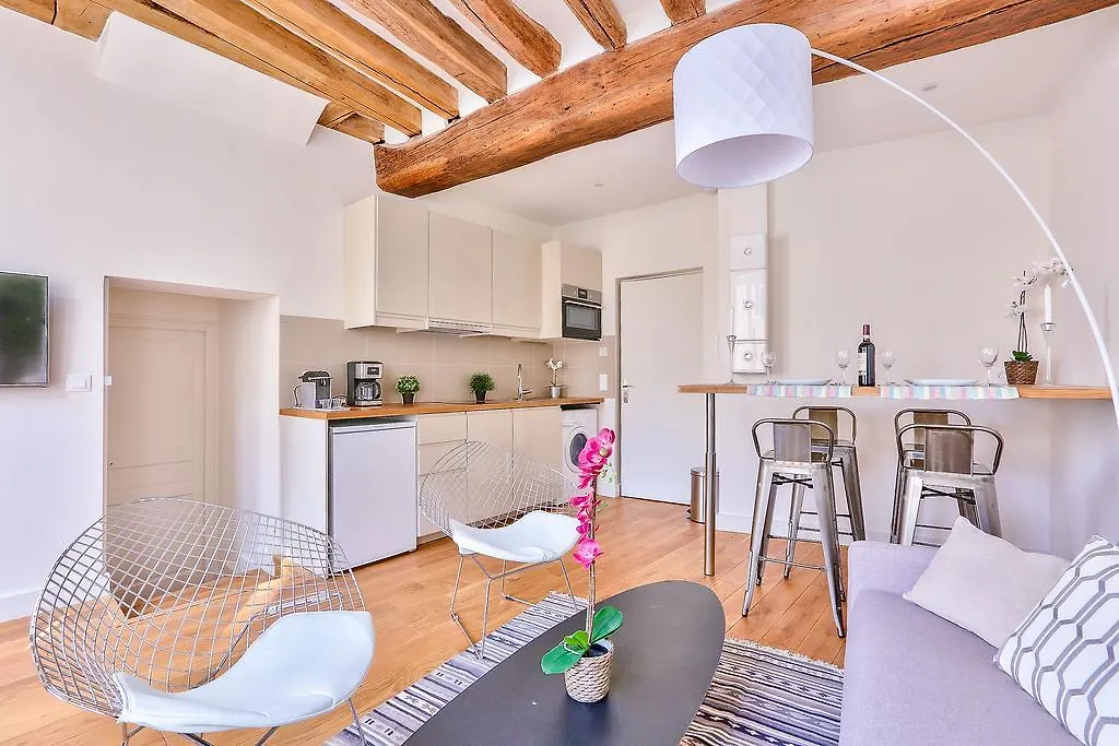 Luxury At Notre Dame Apartment