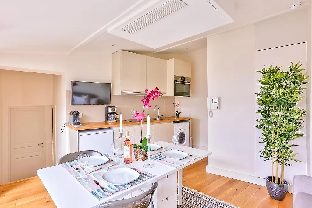 Luxury At Notre Dame Apartment *