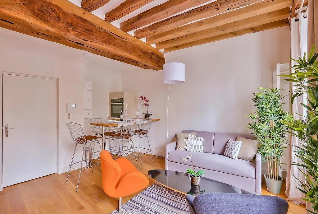 Luxury At Notre Dame Apartment