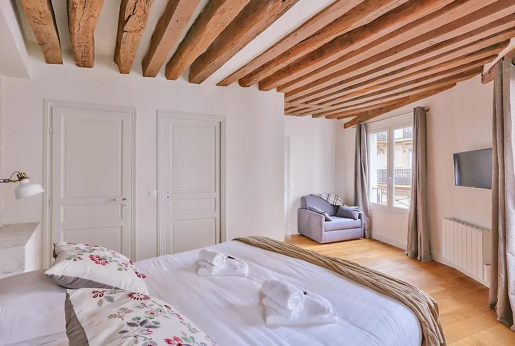 Luxury At Notre Dame Apartment